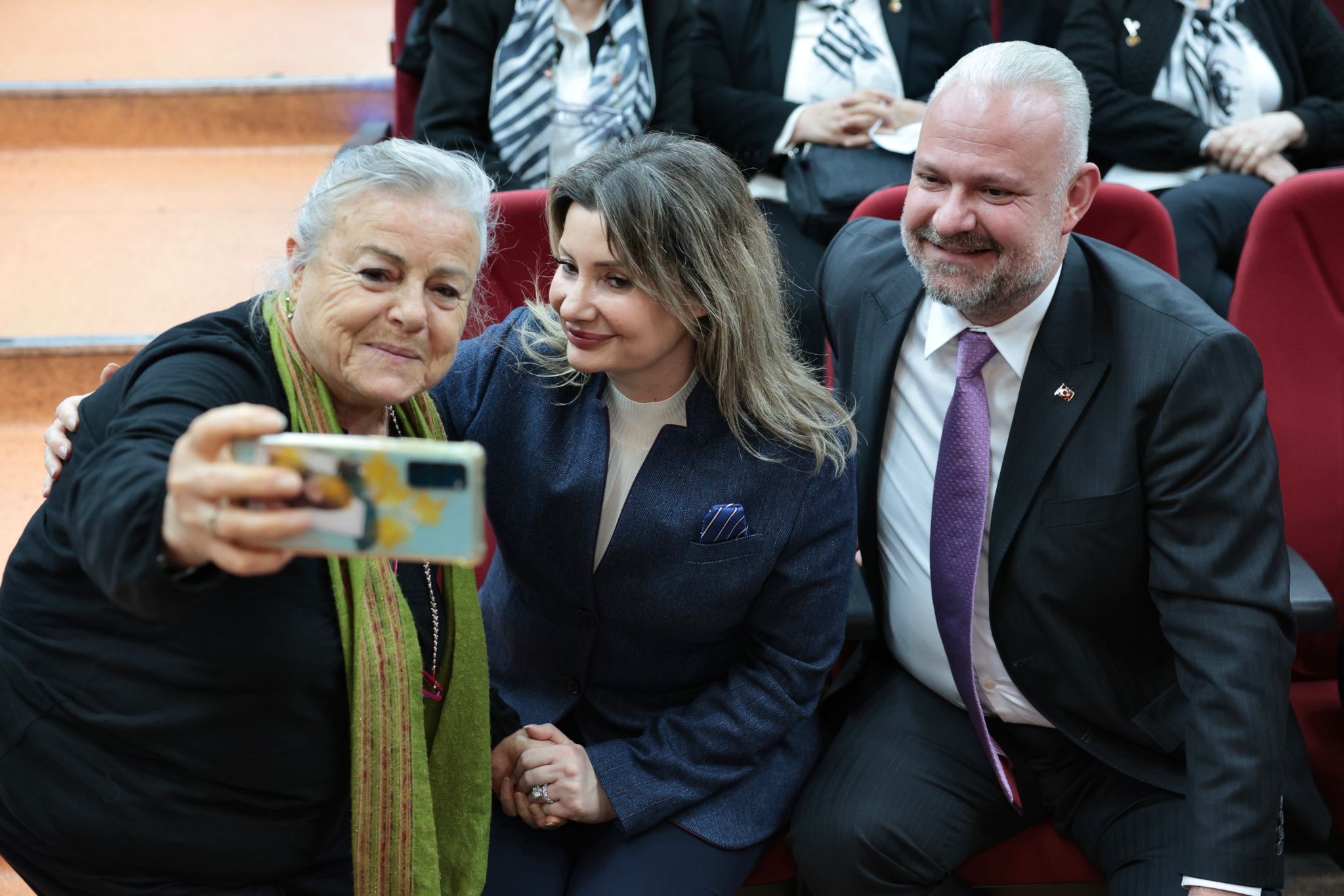 Menemen'de Medeni Kanun için dev zirve: "Kadın güçlenirse toplum güçlenir"