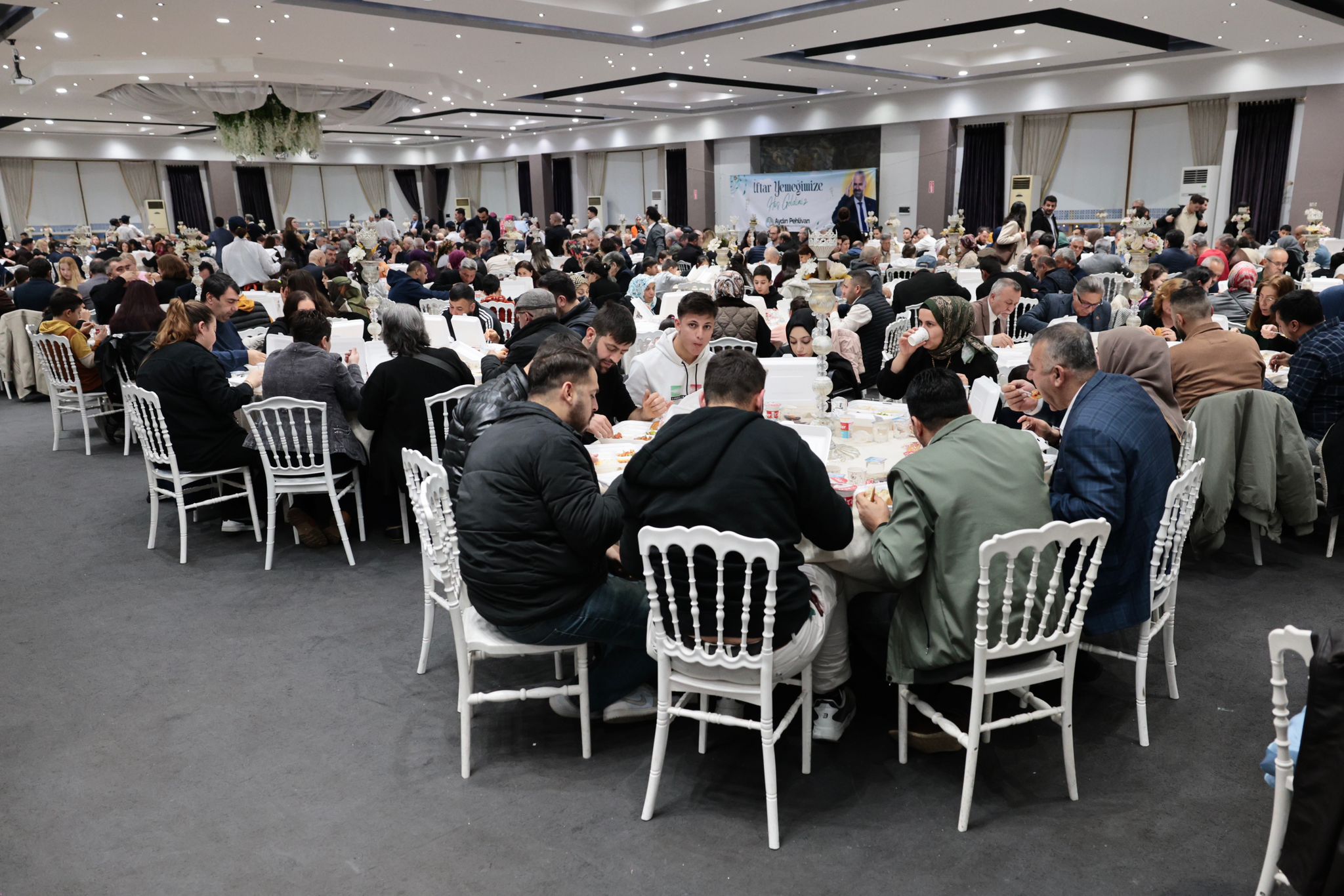 Menemen'de iftar vefa sofrasında açıldı: "Şehitlerimiz bu milletin baş tacıdır" 1 Menemen'de iftar vefa sofrasında açıldı: "Şehitlerimiz bu milletin baş tacıdır"