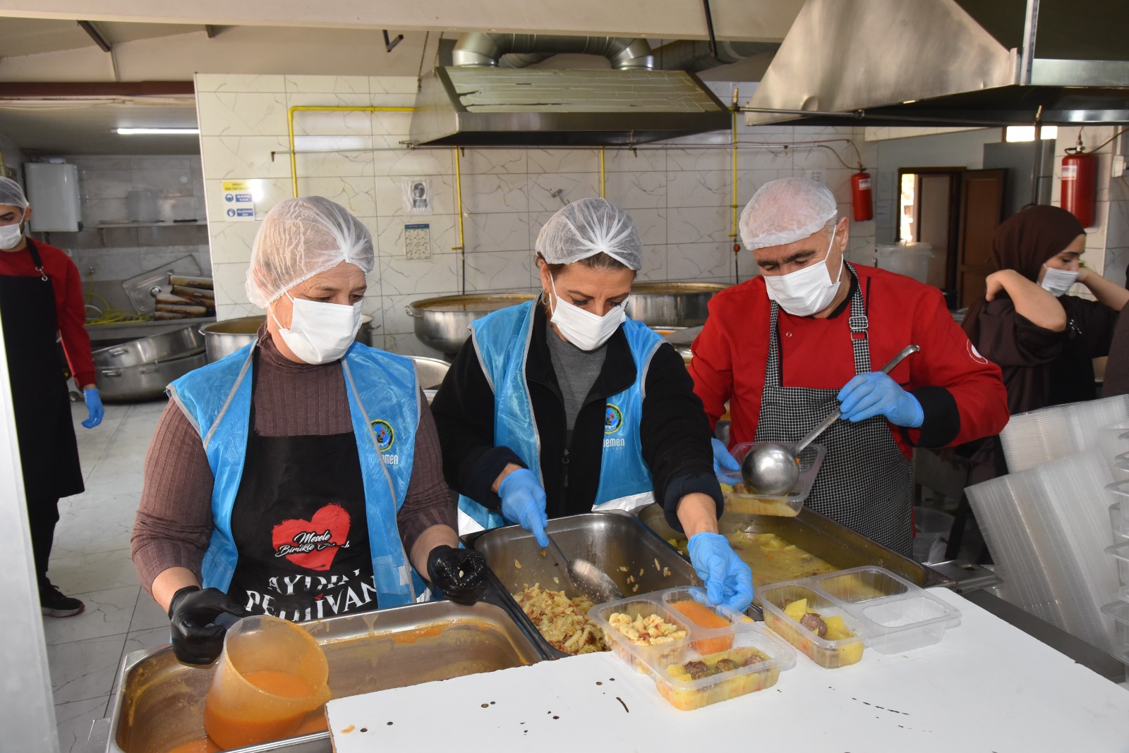 Menemen'de iftar bereketi: 10 bin sofraya sıcak aş 3 Menemen'de iftar bereketi: 10 bin sofraya sıcak aş