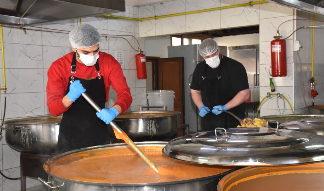 Menemen’de Ramazan ayının manevi iklimi, belediyenin dev mutfağından yayılan dayanışma