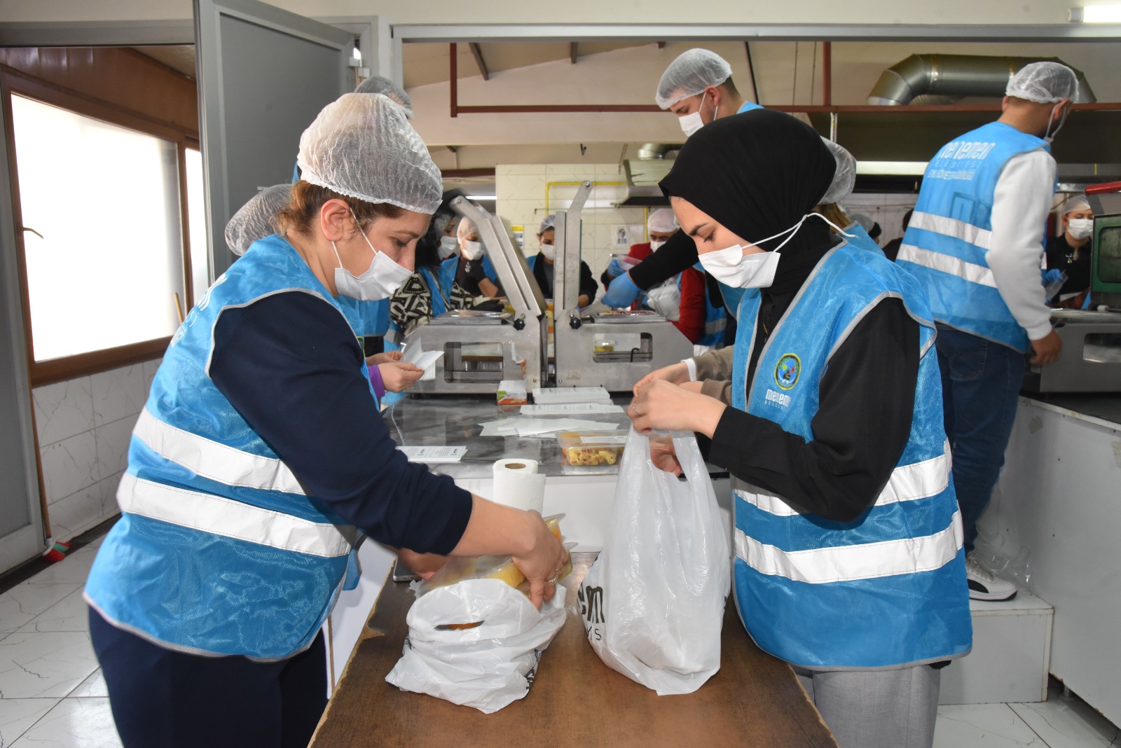 Menemen'de iftar bereketi: 10 bin sofraya sıcak aş 5 Menemen'de iftar bereketi: 10 bin sofraya sıcak aş