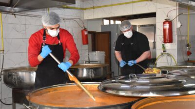 Menemen’de Ramazan ayının manevi iklimi, belediyenin dev mutfağından yayılan dayanışma