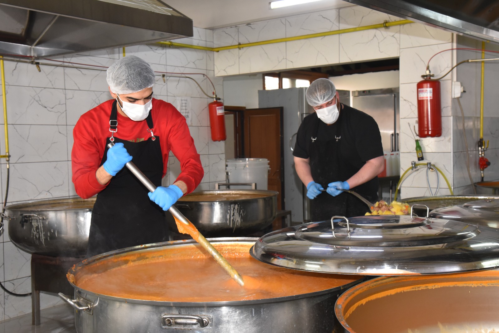 Menemen'de iftar bereketi: 10 bin sofraya sıcak aş