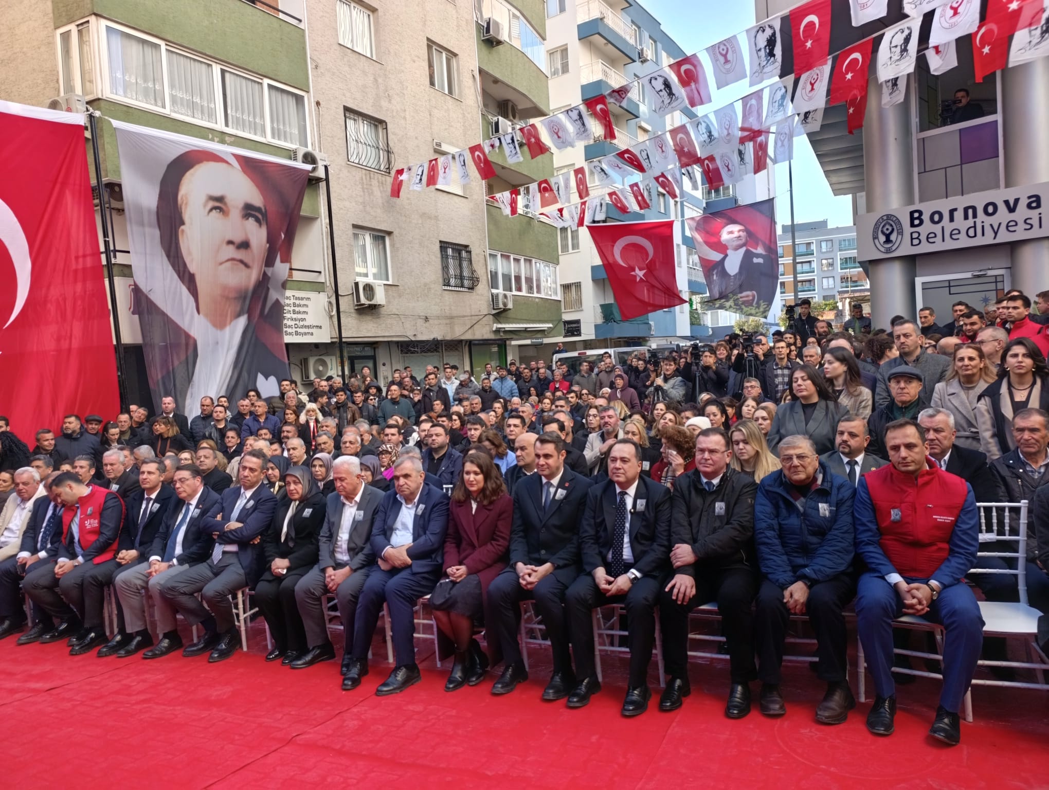 Eşki’den 'Vakıf' ve 'Liman' tepkisi: "İzmir efelerin kentidir, kimseye parmak sallatmayız!" 1 Eşki’den 'Vakıf' ve 'Liman' tepkisi: "İzmir efelerin kentidir, kimseye parmak sallatmayız!"