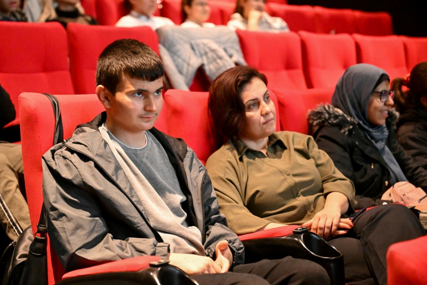 Özel çocuklara özel gün: Sinema salonu kahkahalarla doldu
