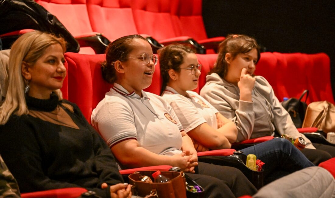 Bornova Belediyesi, özel çocukları sinemanın büyülü dünyasıyla buluşturdu. Patlamış mısır