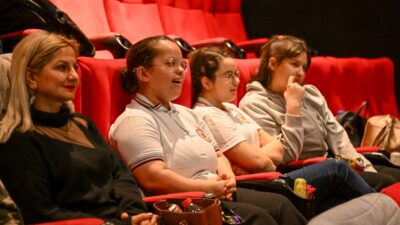 Bornova Belediyesi, özel çocukları sinemanın büyülü dünyasıyla buluşturdu. Patlamış mısır