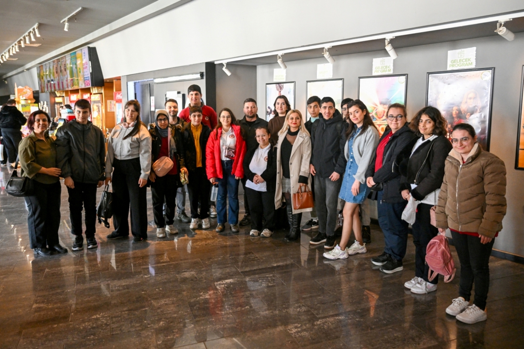 Özel çocuklara özel gün: Sinema salonu kahkahalarla doldu