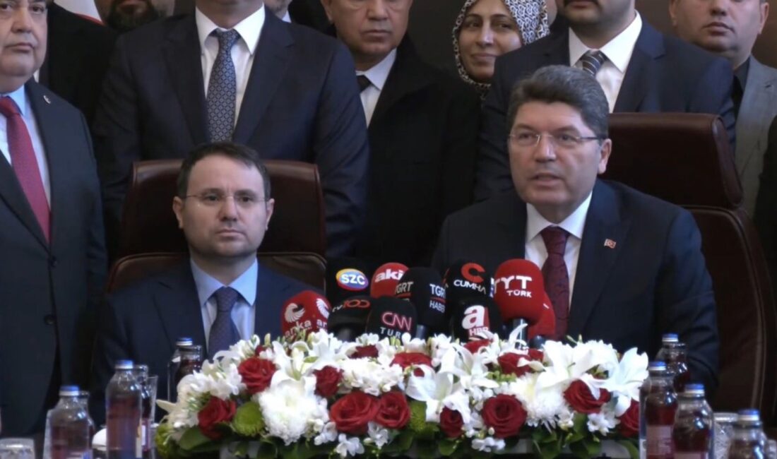 Yeni Adalet Bakanı Akın Gürlek, düzenlenen törenle görevi Yılmaz Tunç’tan