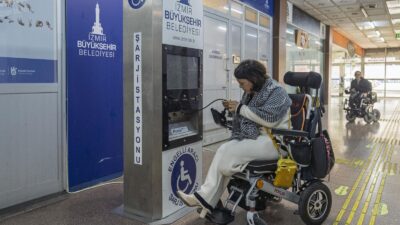 Tekerlekli sandalyesi bozulan yurttaş ne yapacak? İzmir Büyükşehir Belediyesi'nin kurduğu