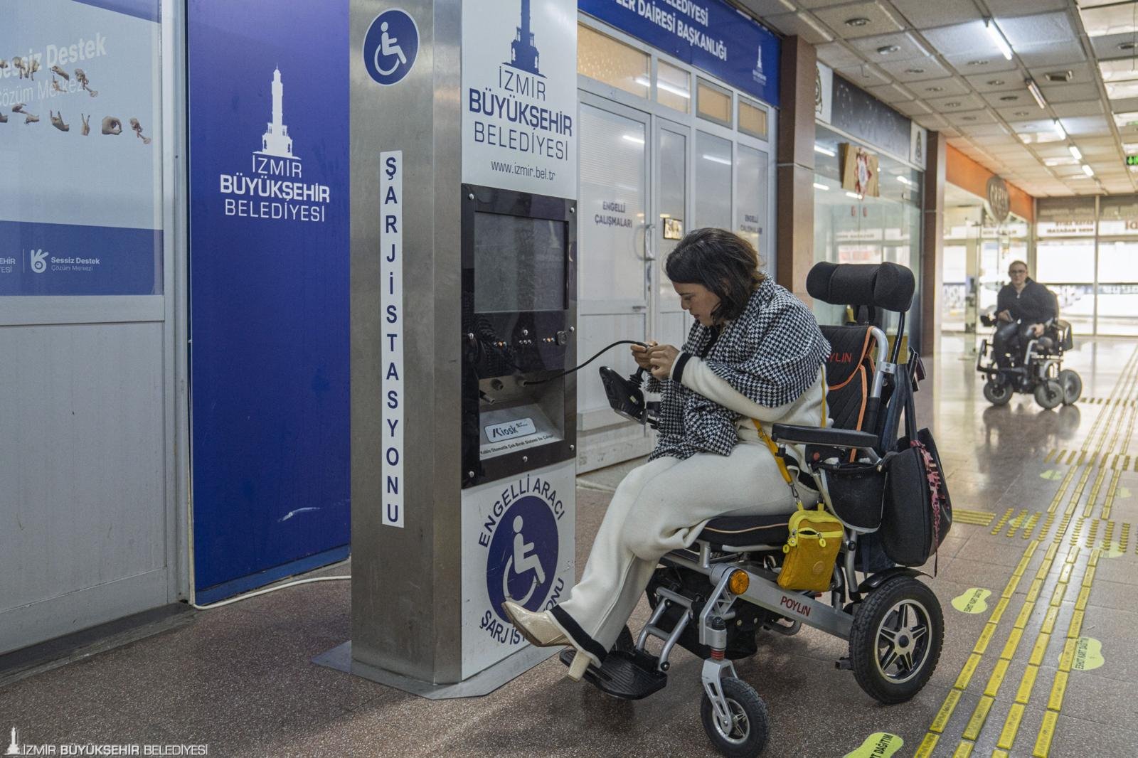 Tekerlekli sandalyesi bozulan yurttaş ne yapacak? İzmir Büyükşehir Belediyesi'nin kurduğu