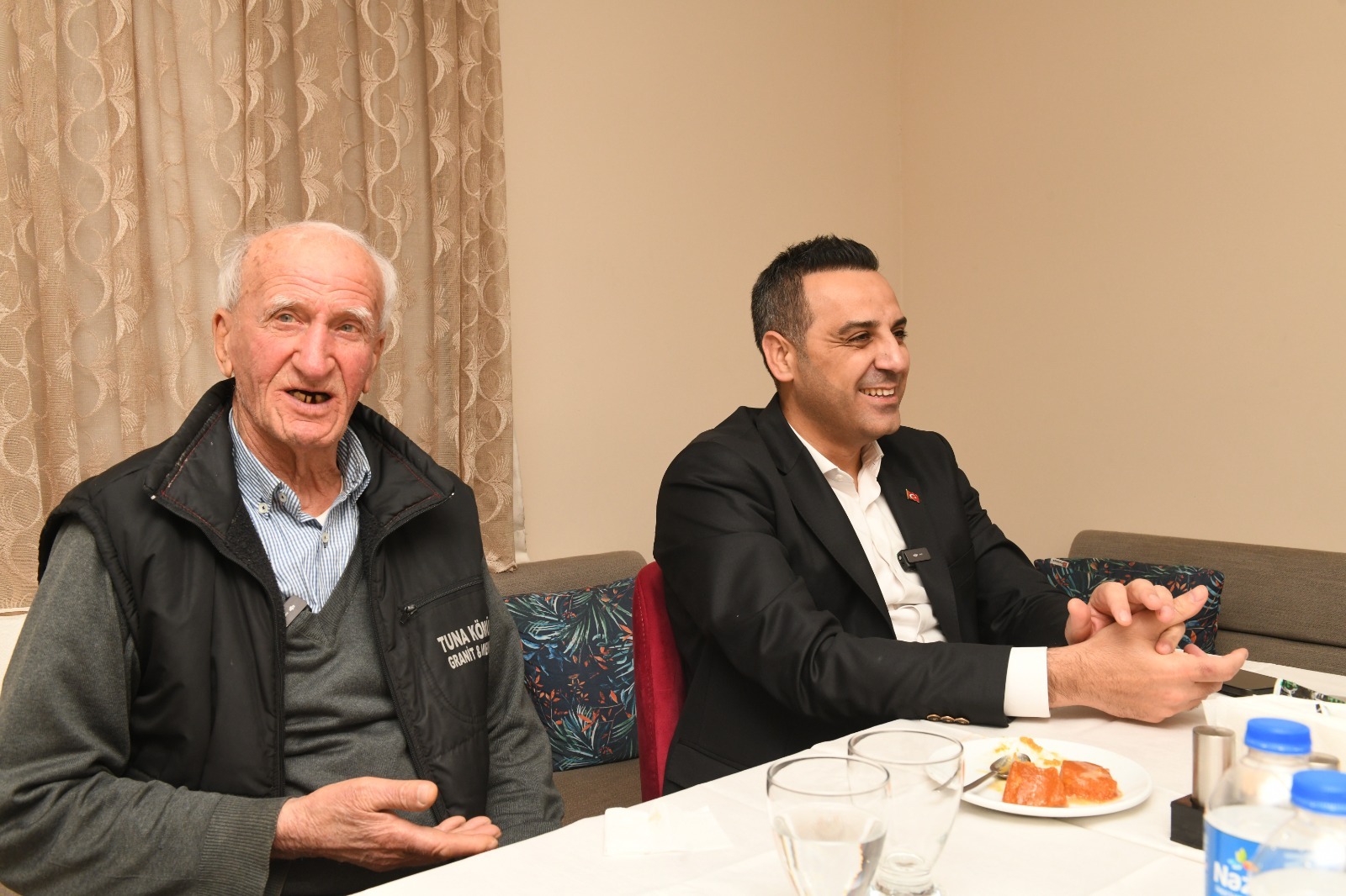 Çiğli'de ilk iftarda anlamlı vefa: Sabri Amca yalnız bırakılmadı 1 Çiğli'de ilk iftarda anlamlı vefa: Sabri Amca yalnız bırakılmadı