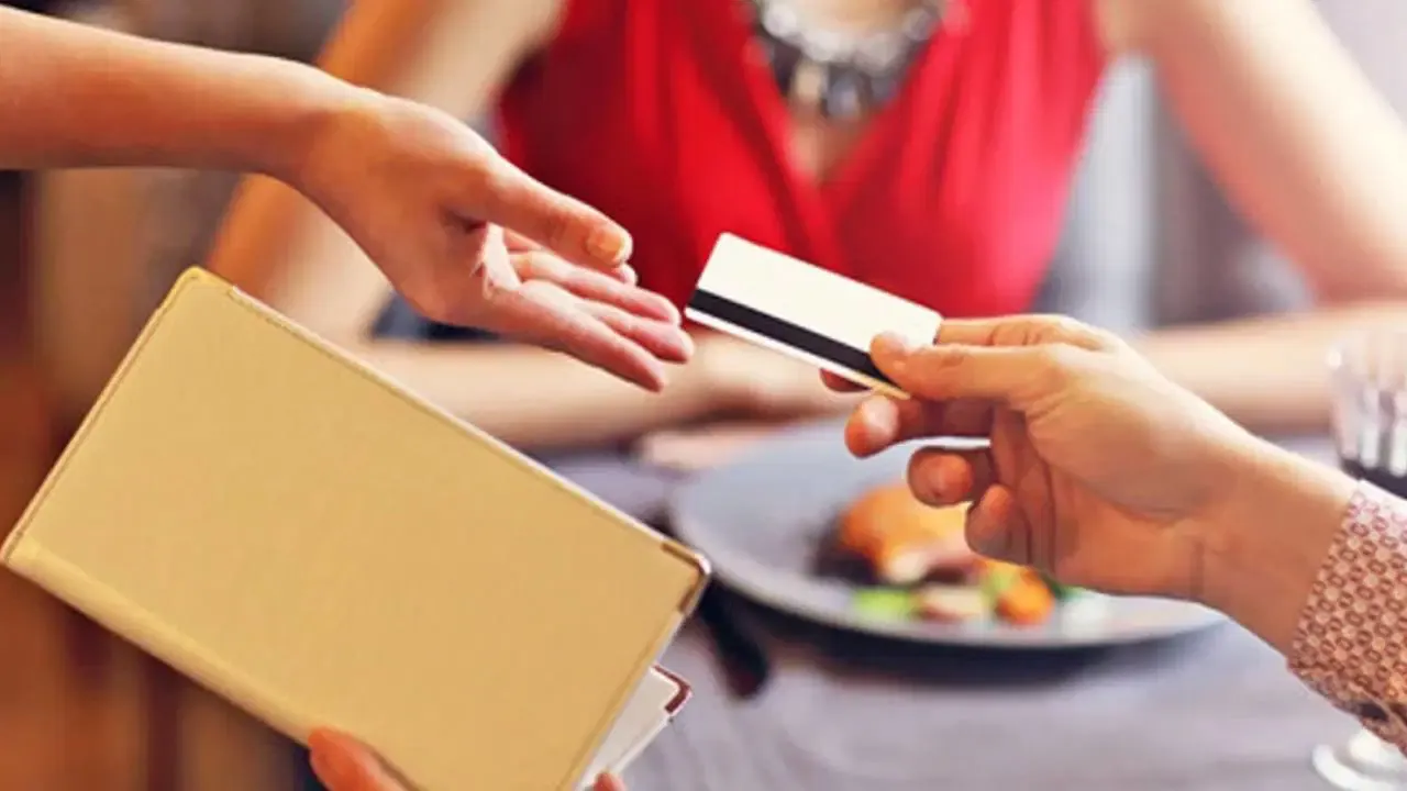 Servis ücretini kaldırıp menüye zam yapan işletme suçüstü yakalandı. Bakanlık,