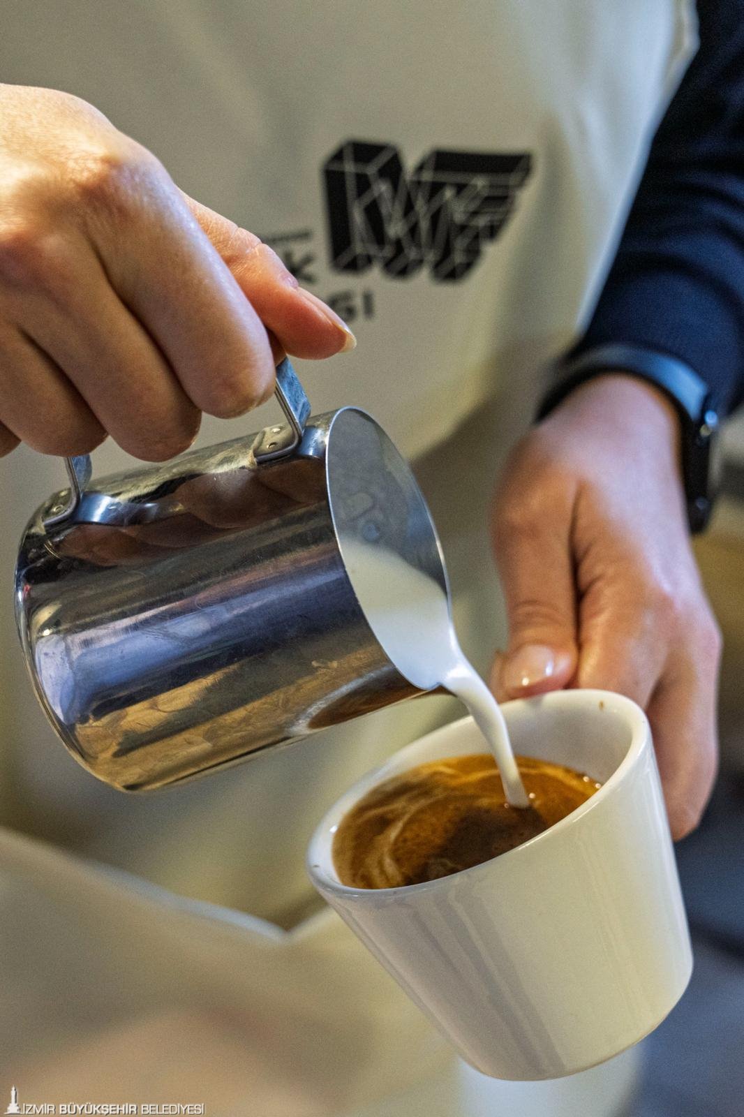 İzmir'in istihdam kalesi Meslek Fabrikası 145 bin kişiye 'altın bilezik' taktı 7 İzmir'in istihdam kalesi Meslek Fabrikası 145 bin kişiye 'altın bilezik' taktı