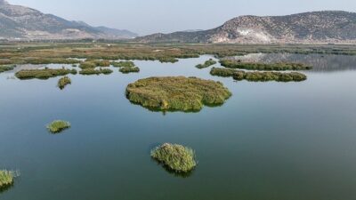 İzmir’in Selçuk ilçesinde, doğal güzelliği ve tarihiyle bilinen Belevi Gölü,