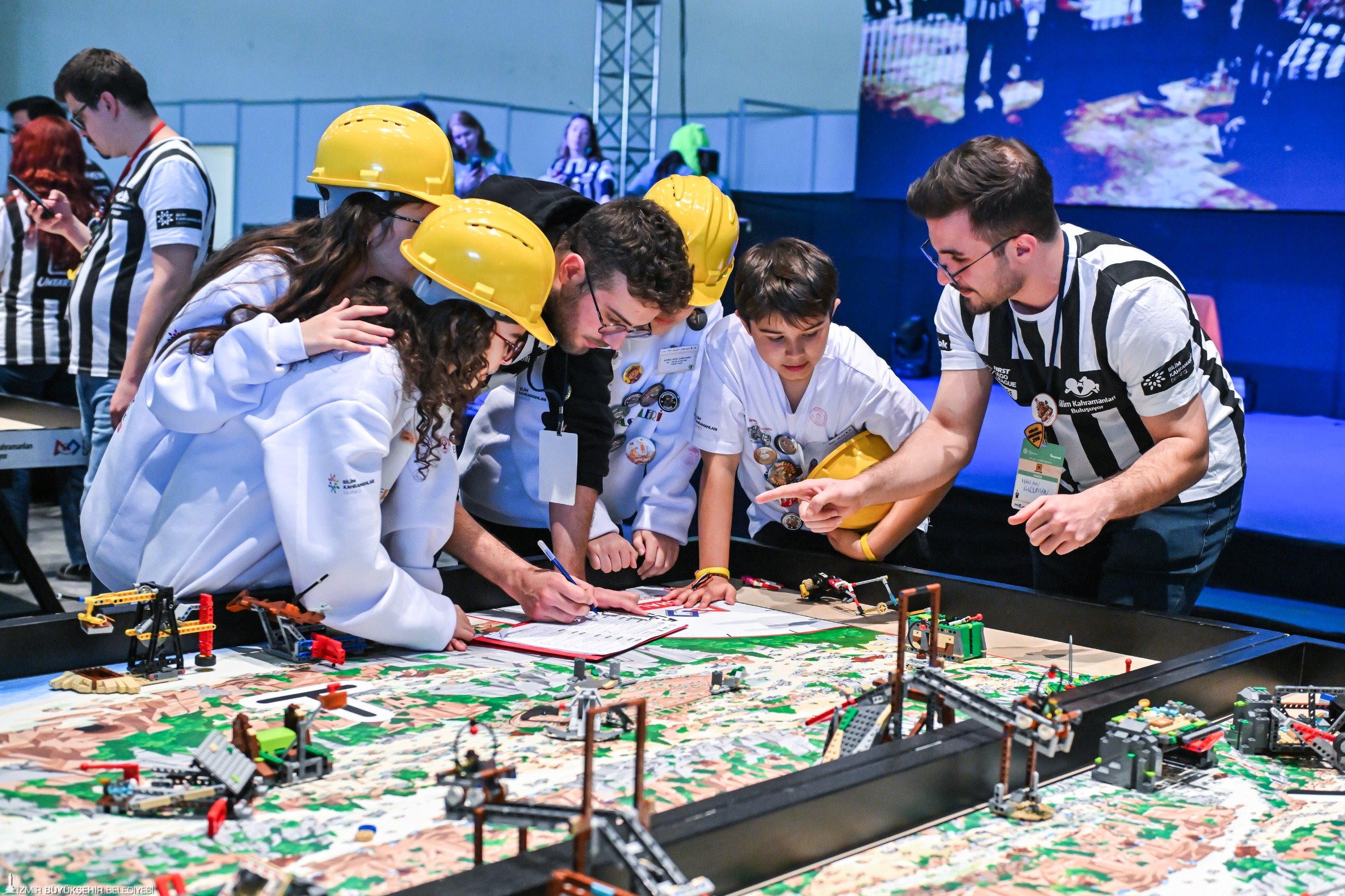 Bilim Kahramanları Fuar İzmir'de buluştu: 10 takım ulusal finale kaldı
