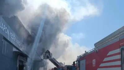 İzmir’in Buca ilçesinde bulunan 6’ncı Sanayi Sitesi’ndeki bir otomobil yedek