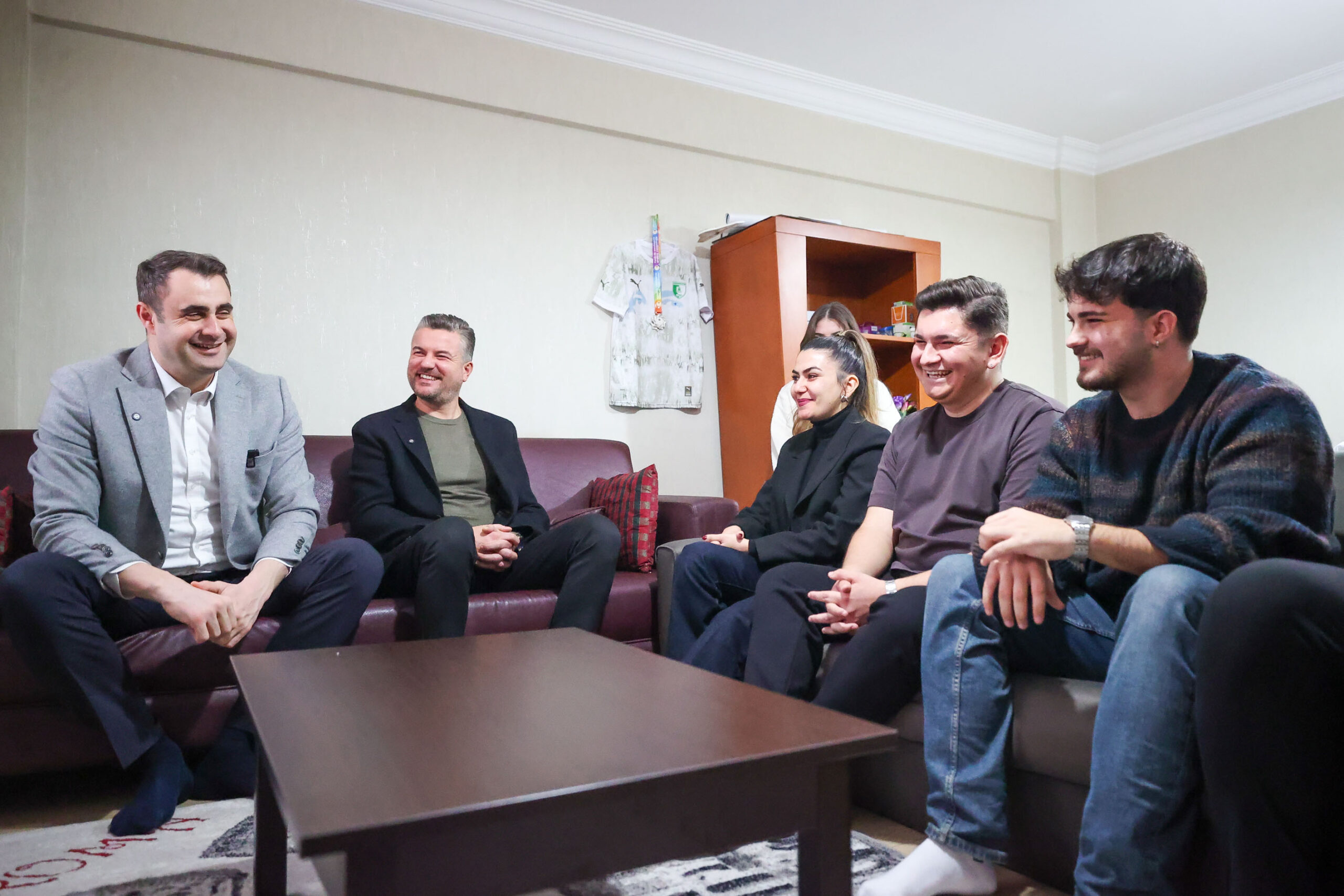 İl Başkanı Güç ve Başkan Duman, iftar sofrasında gençlerin derdini dinledi 2 İl Başkanı Güç ve Başkan Duman, iftar sofrasında gençlerin derdini dinledi