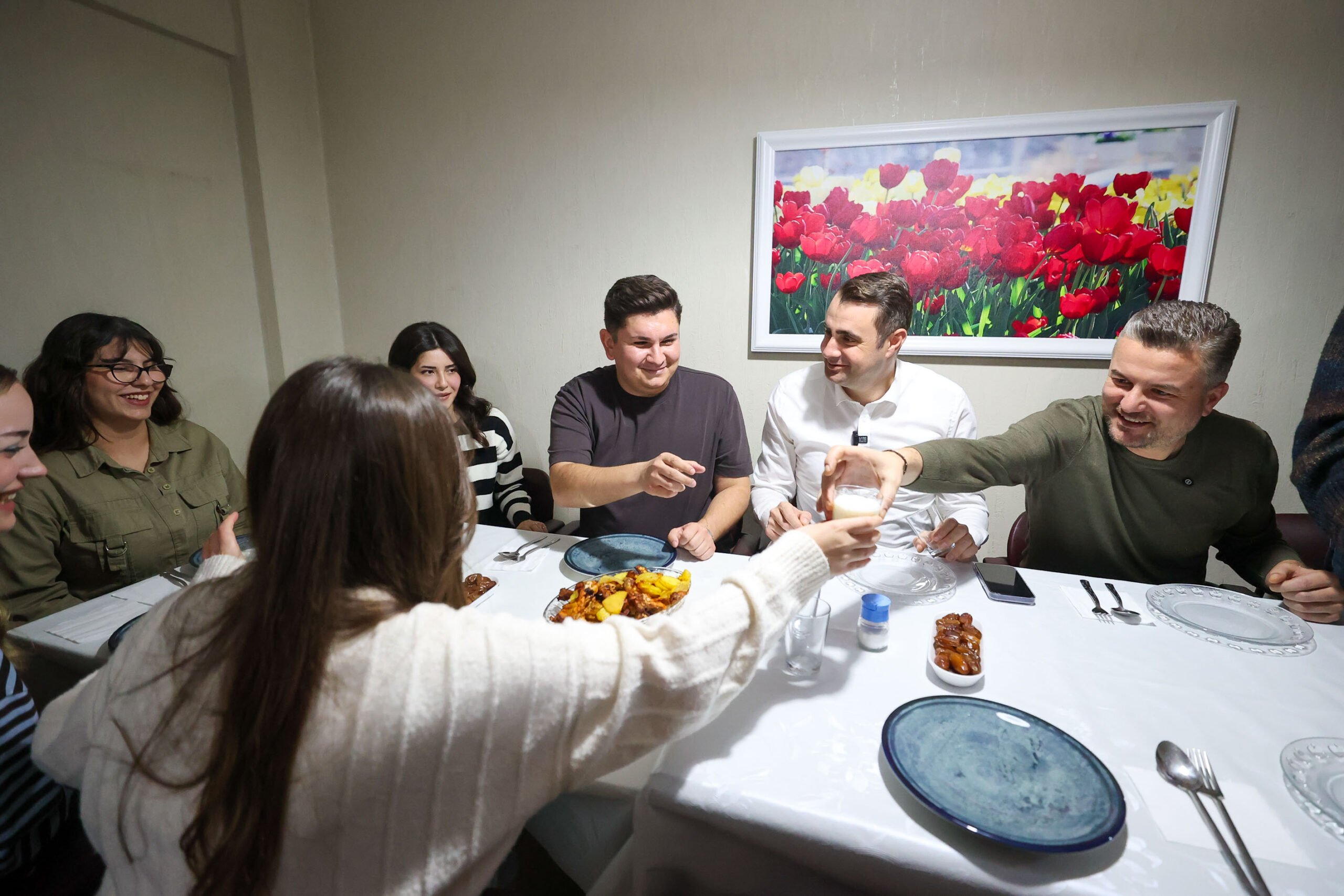 İl Başkanı Güç ve Başkan Duman, iftar sofrasında gençlerin derdini dinledi 1 İl Başkanı Güç ve Başkan Duman, iftar sofrasında gençlerin derdini dinledi