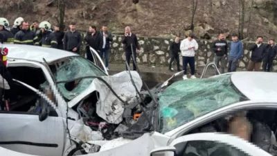 İki otomobilin kafa kafaya çarpıştığı kazada can pazarı yaşandı. 7