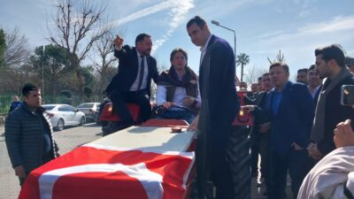Ödemiş’te çiftçiler tarafından traktör konvoyu ile karşılanan CHP Cumhurbaşkanlığı Aday