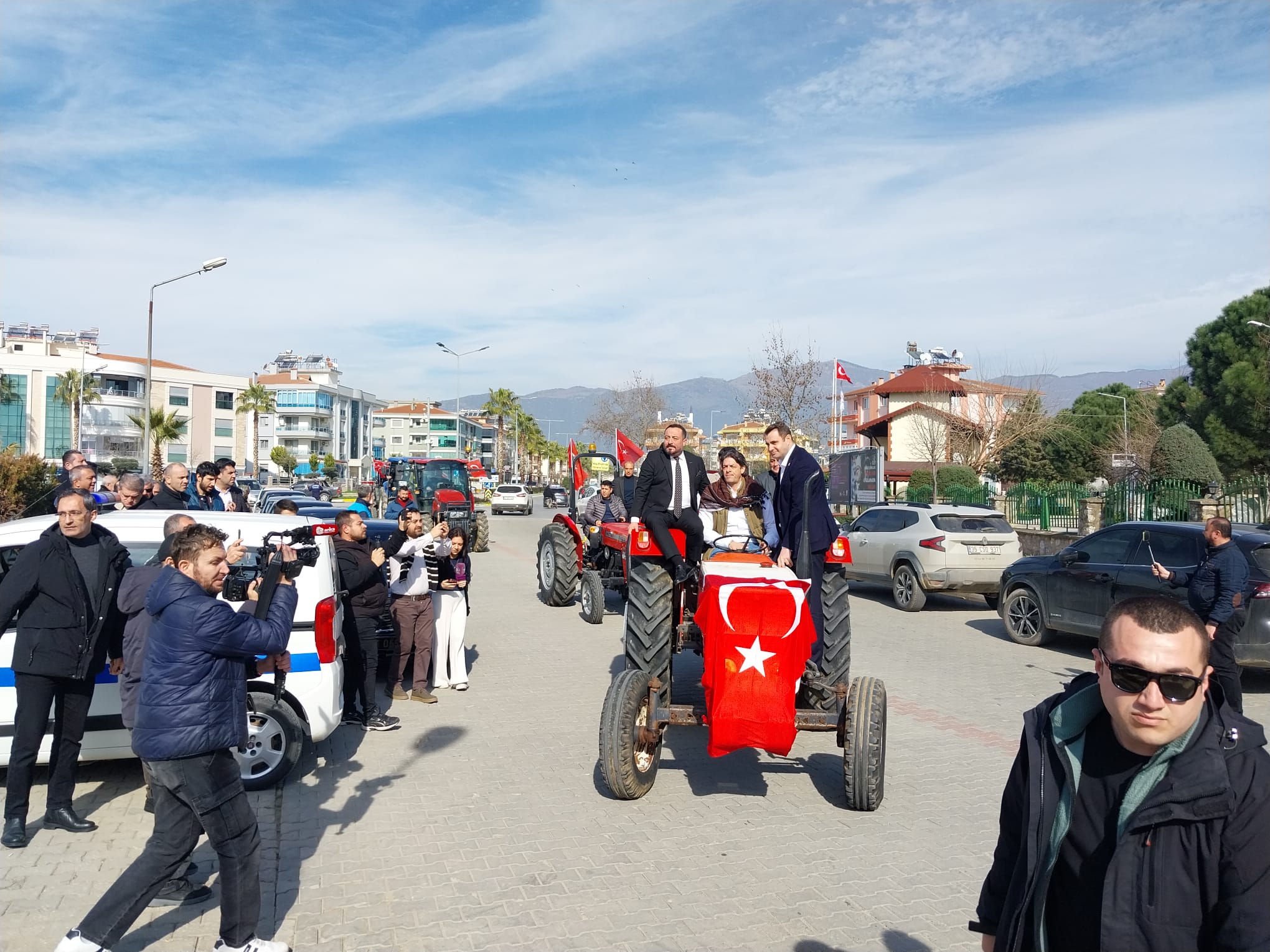 CHP’li Solakoğlu Ödemiş’ten seslendi: "Çiftçinin hakkını, kapalı kapılar ardında susup dışarıda bağıranlar yedi"