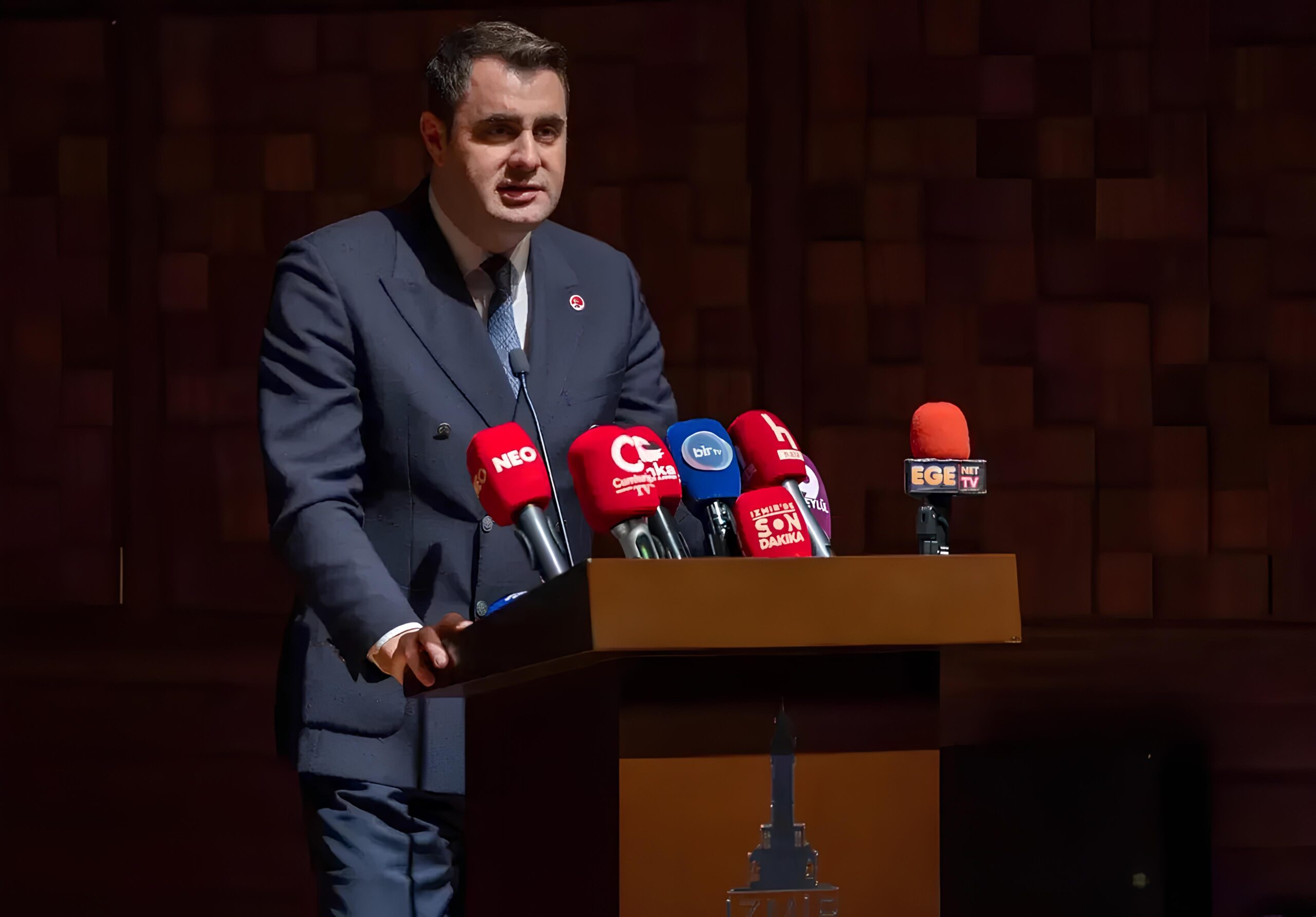 Siyasetin gündemi tek bir kararla sarsıldı. Vakıflar’a devredilen binalar için