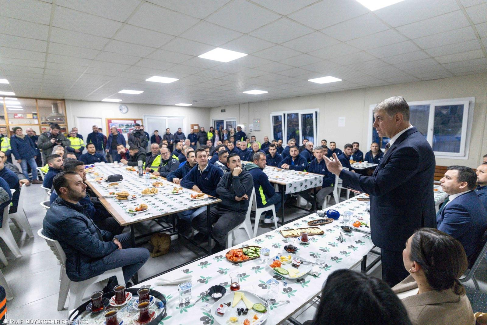 İzmir Büyükşehir Belediye Başkanı, Cemil Tugay, zorlu koşullarda görev yapan