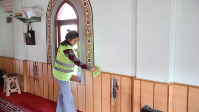 Çiğli Belediyesi, Ramazan ayı boyunca ilçe genelindeki camilerde temizlik çalışmalarına