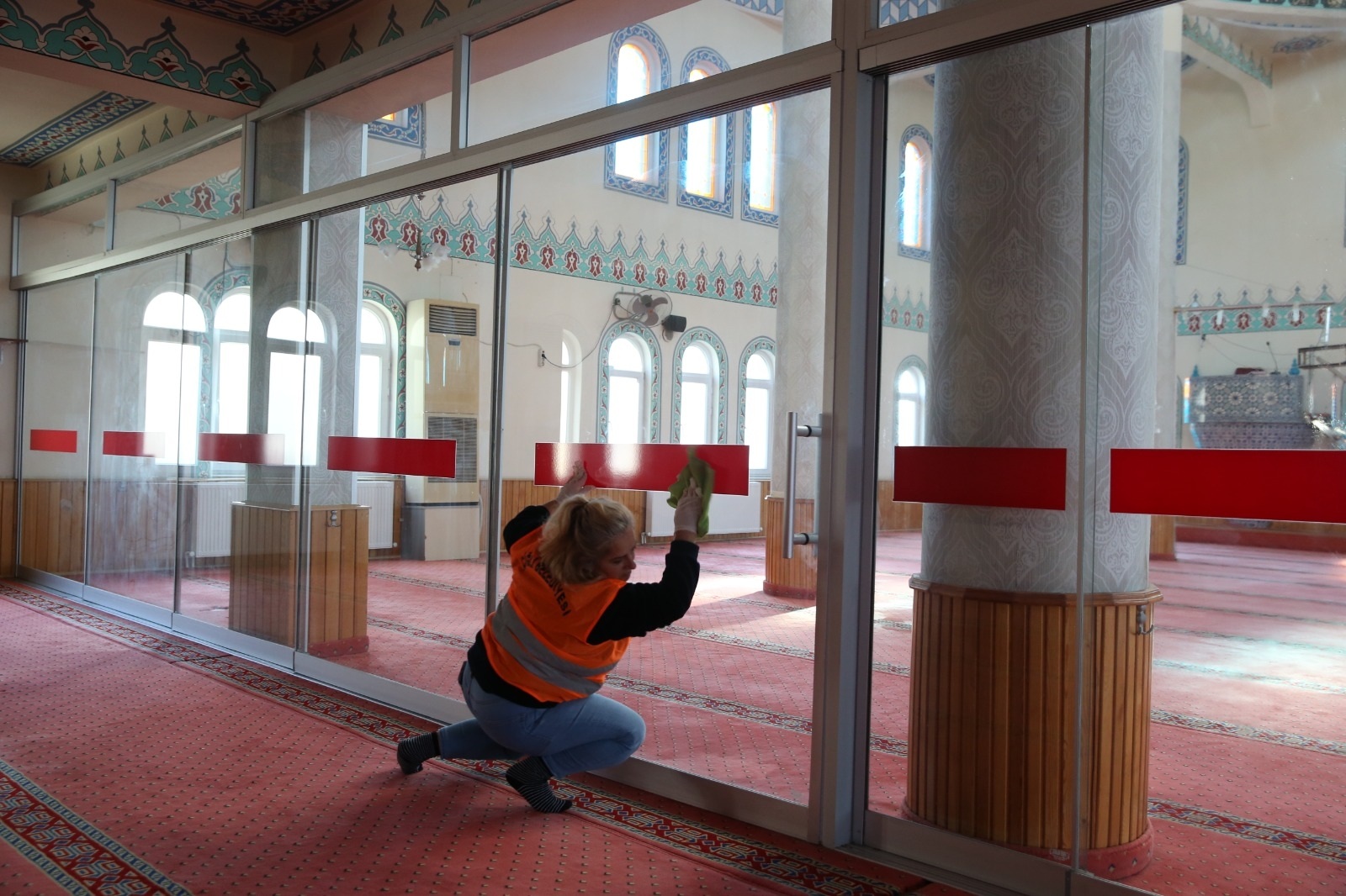 Çiğli’de ibadethaneler için temizlik mesaisi 4 Çiğli’de ibadethaneler için temizlik mesaisi