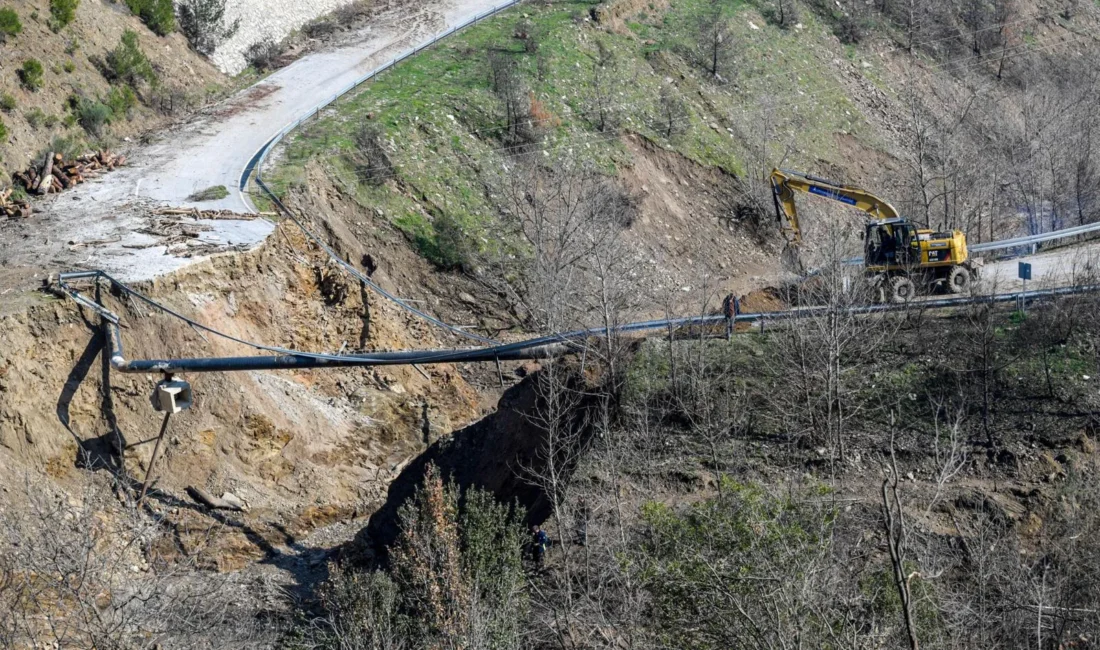 İzmir Büyükşehir Belediyesi, tomrukların menfezi tıkaması sonucu çöken Ödemiş Çamyayla-Horzum