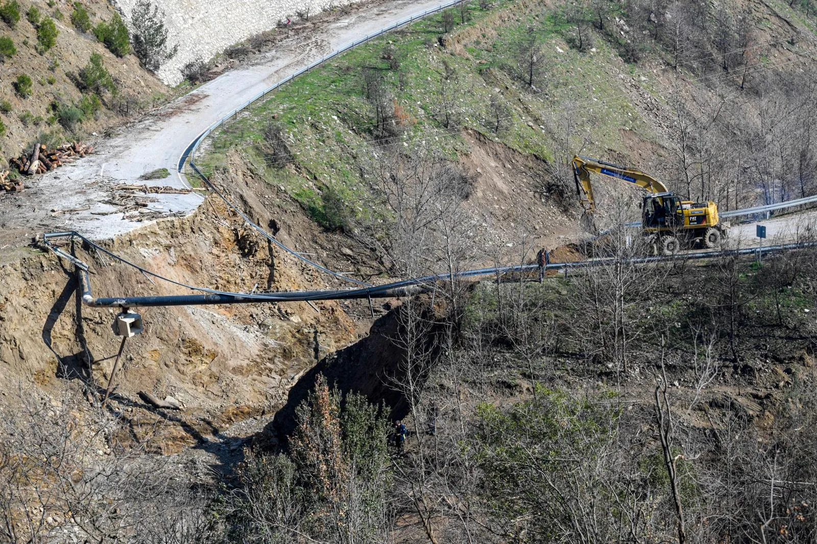 İzmir Büyükşehir Belediyesi, tomrukların menfezi tıkaması sonucu çöken Ödemiş Çamyayla-Horzum