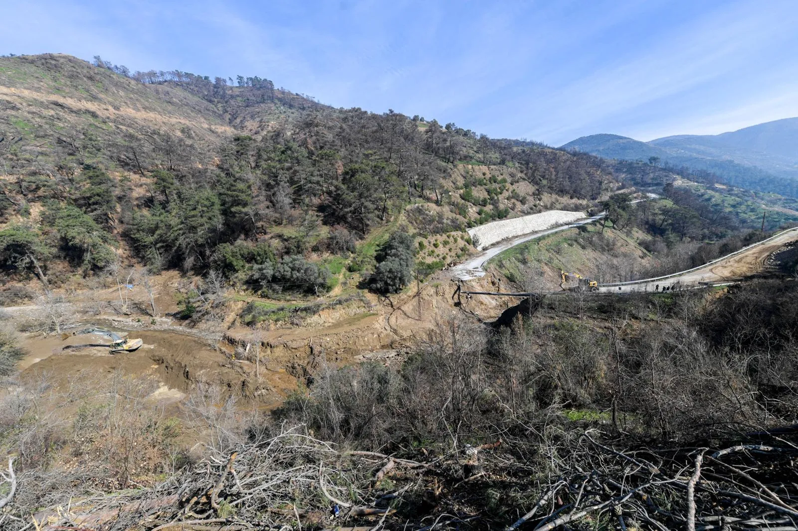 Facianın eşiğinden dönüldü! Ödemiş’te çöken yolda çalışmalar başladı 1 Facianın eşiğinden dönüldü! Ödemiş’te çöken yolda çalışmalar başladı