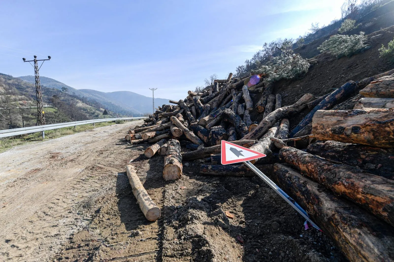 Facianın eşiğinden dönüldü! Ödemiş’te çöken yolda çalışmalar başladı 3 Facianın eşiğinden dönüldü! Ödemiş’te çöken yolda çalışmalar başladı
