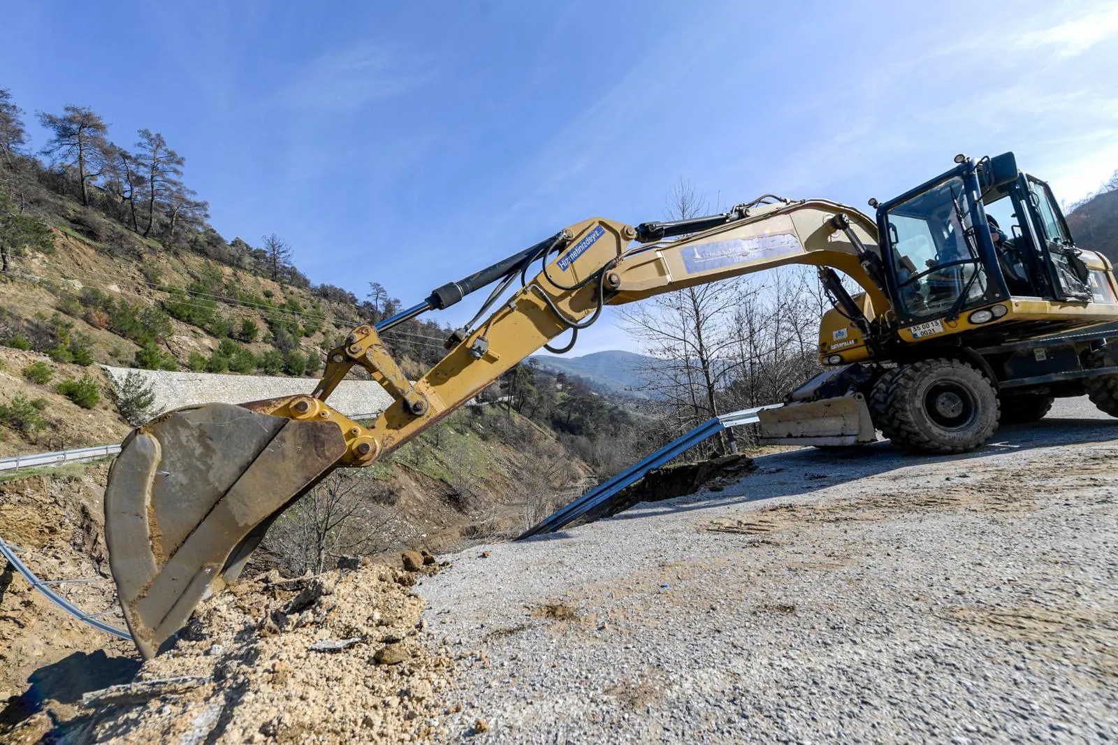 Facianın eşiğinden dönüldü! Ödemiş’te çöken yolda çalışmalar başladı 4 Facianın eşiğinden dönüldü! Ödemiş’te çöken yolda çalışmalar başladı