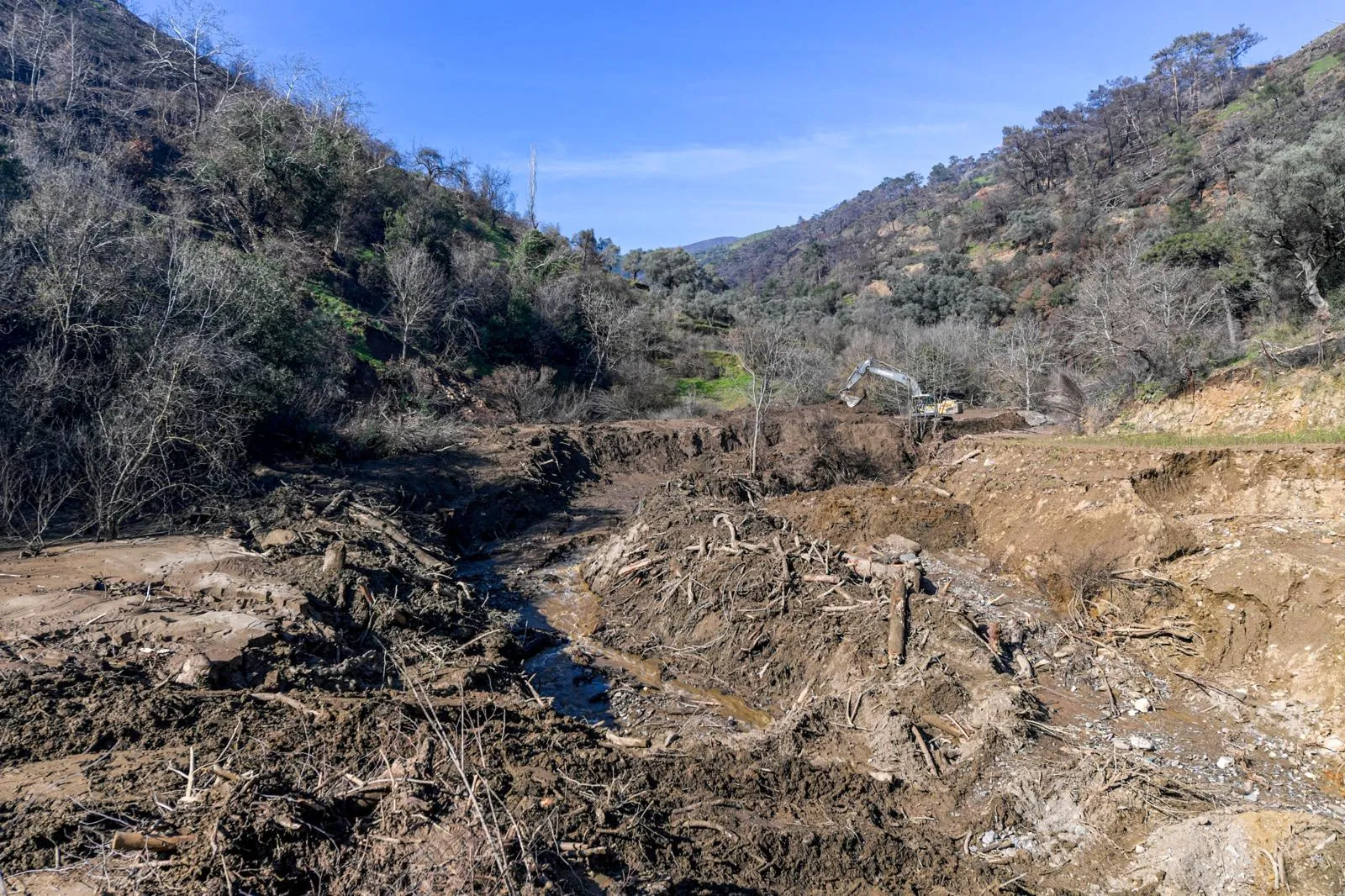 Facianın eşiğinden dönüldü! Ödemiş’te çöken yolda çalışmalar başladı 2 Facianın eşiğinden dönüldü! Ödemiş’te çöken yolda çalışmalar başladı