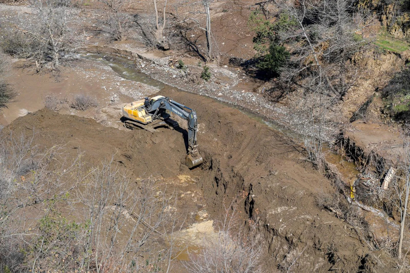 Facianın eşiğinden dönüldü! Ödemiş’te çöken yolda çalışmalar başladı 5 Facianın eşiğinden dönüldü! Ödemiş’te çöken yolda çalışmalar başladı