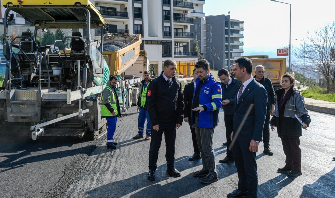 Başkan Cemil Tugay, kentin kilit noktalarındaki asfalt çalışmalarını yerinde inceledi.