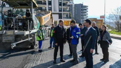 Başkan Cemil Tugay, kentin kilit noktalarındaki asfalt çalışmalarını yerinde inceledi.