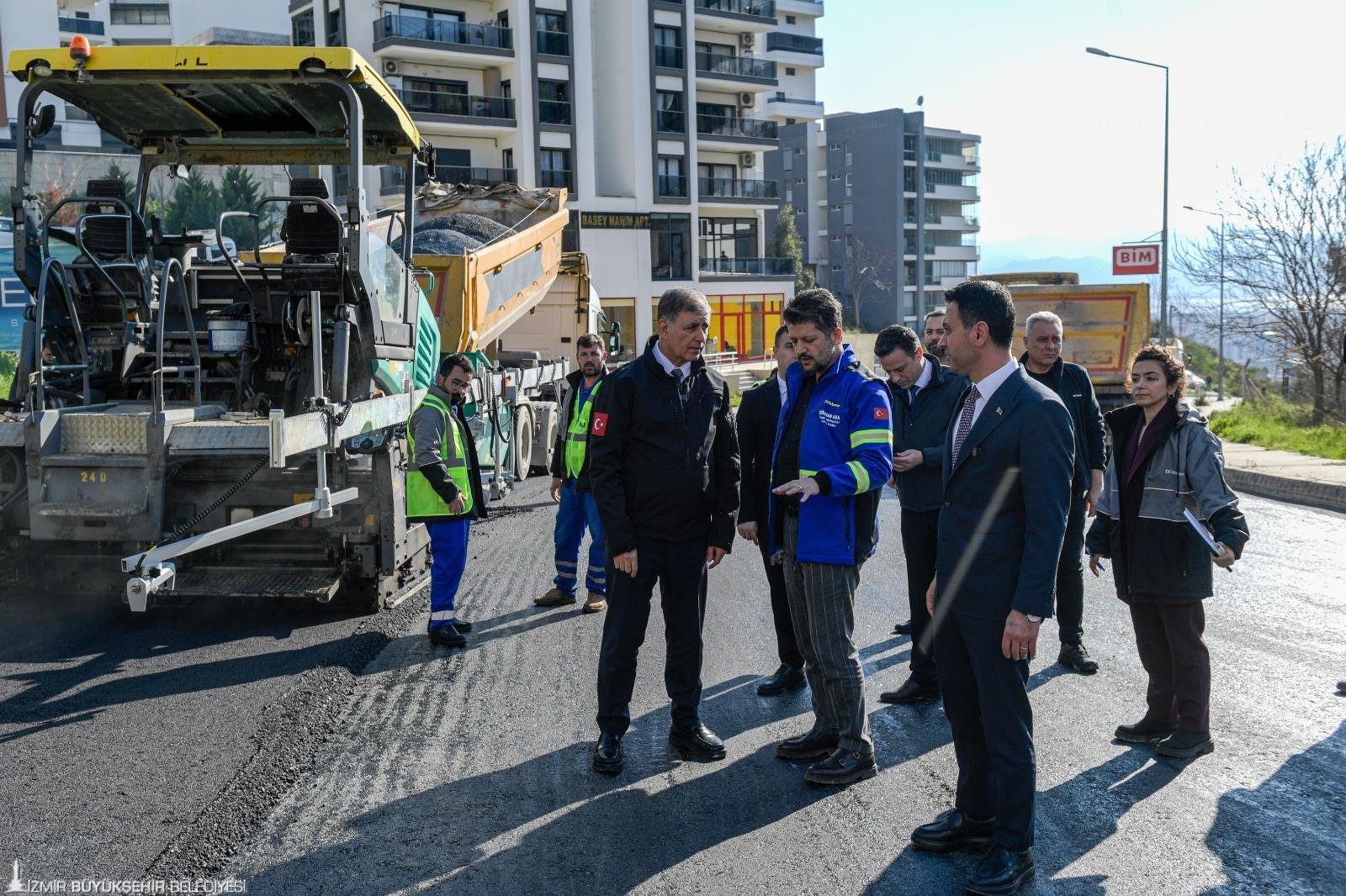 Başkan Cemil Tugay, kentin kilit noktalarındaki asfalt çalışmalarını yerinde inceledi.