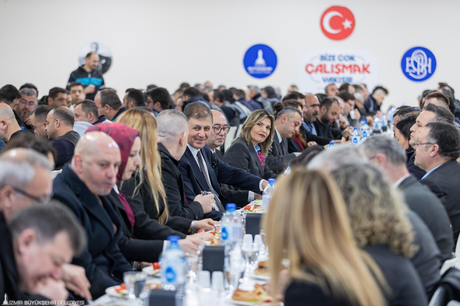 Cemil Tugay güne personelle kahvaltıyla başladı: “Bence toplu ulaşım ücretsiz olmalı"
