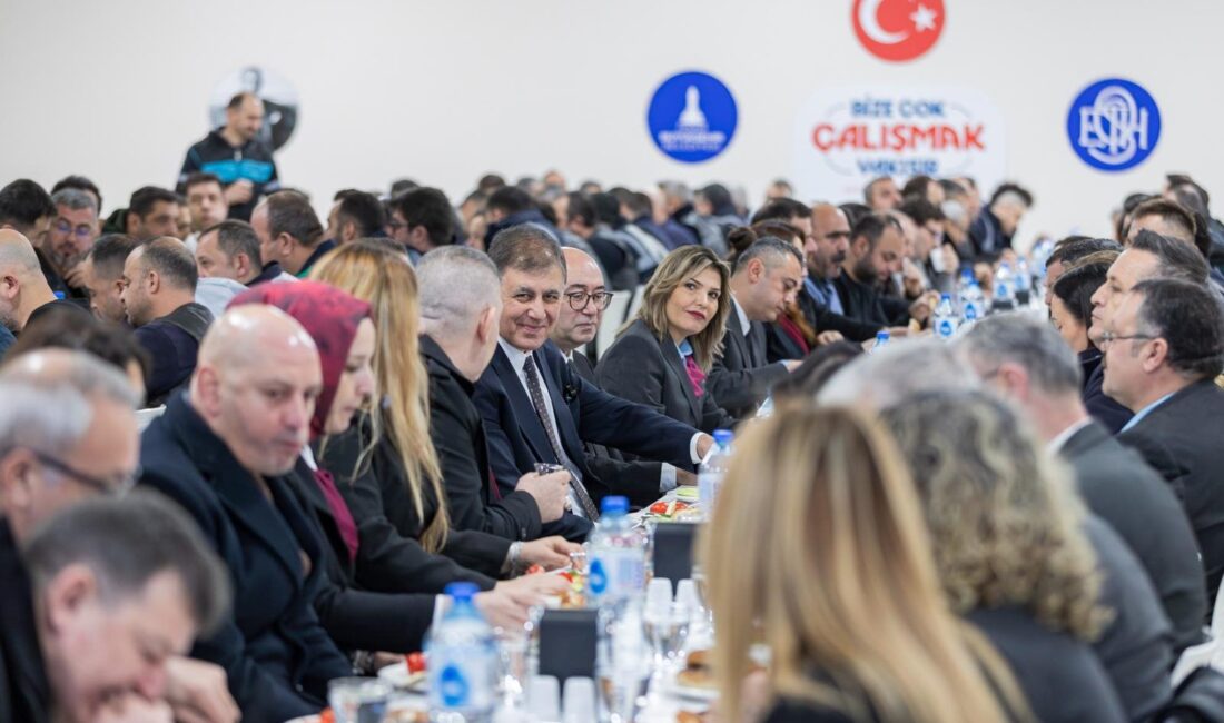 İzmir Büyükşehir Belediye Başkanı Dr. Cemil Tugay, güne ESHOT atölyesinde