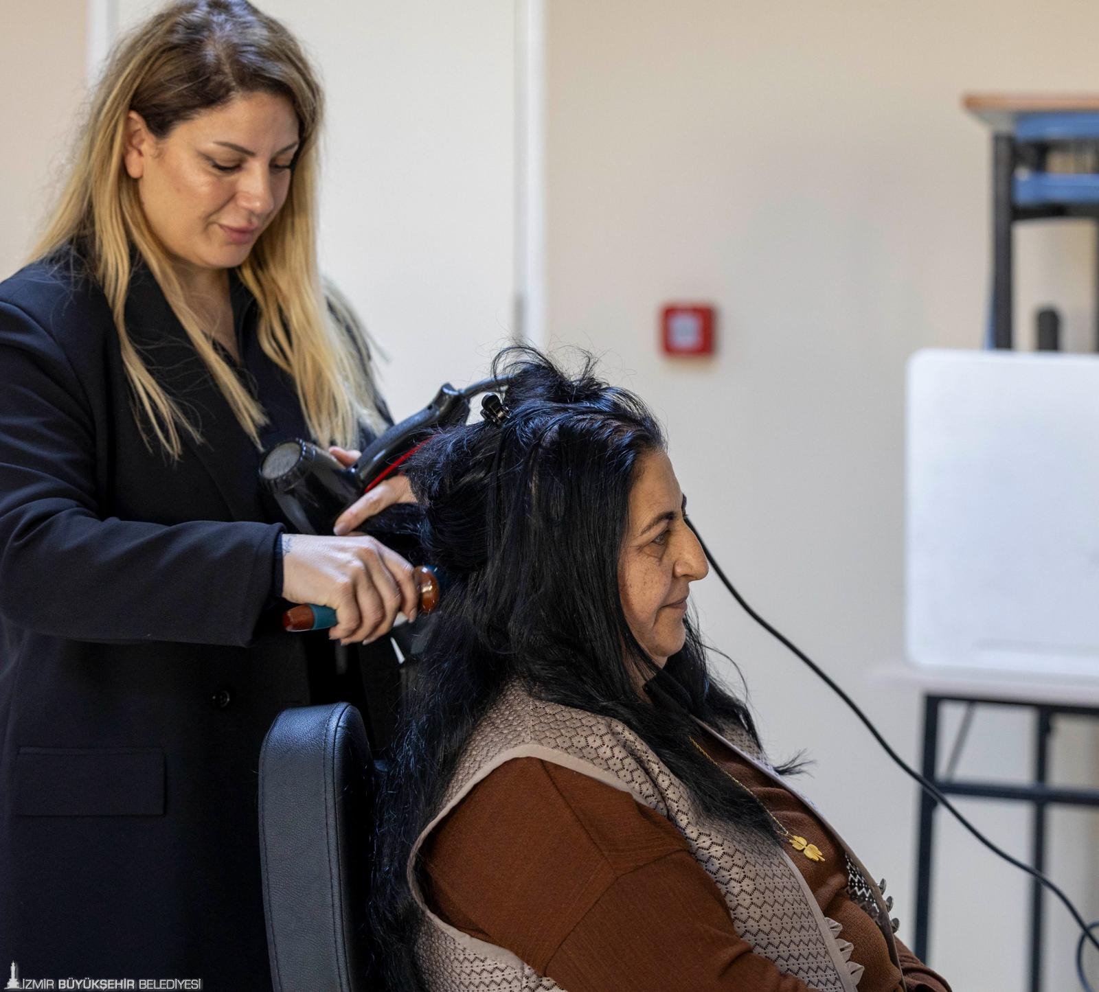 Büyükşehirin 'mobil kuaförü' mahallelerde: Saç kesiminden föne herşey ücretsiz 1 Büyükşehirin 'mobil kuaförü' mahallelerde: Saç kesiminden föne herşey ücretsiz