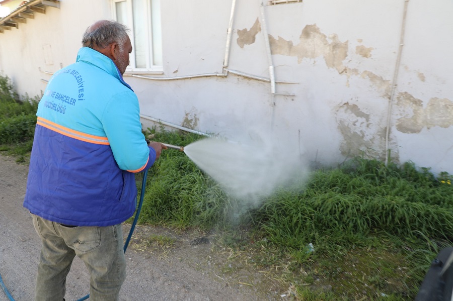 Menderes Belediyesi, bahar aylarının gelmesiyle birlikte ilçenin 44 mahallesini kapsayan