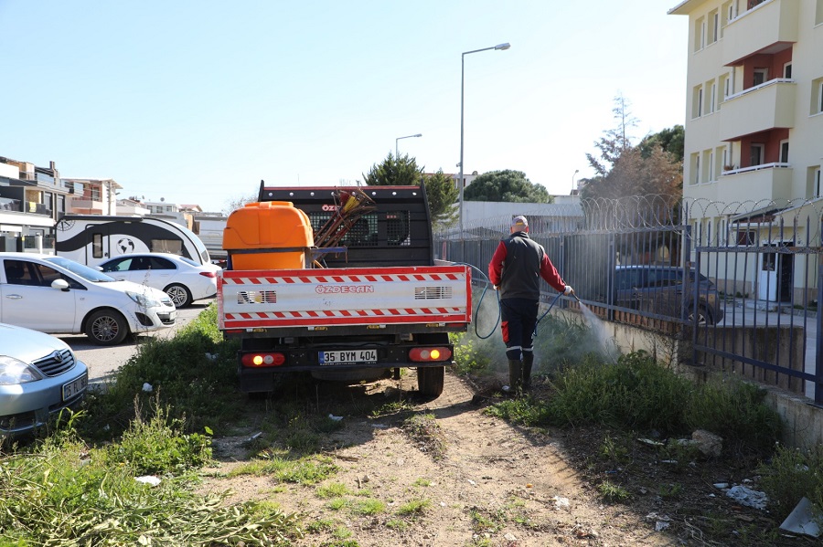 Menderes'te 44 mahallede 5 ekiple ilaçlama seferberliği başladı 1 Menderes'te 44 mahallede 5 ekiple ilaçlama seferberliği başladı