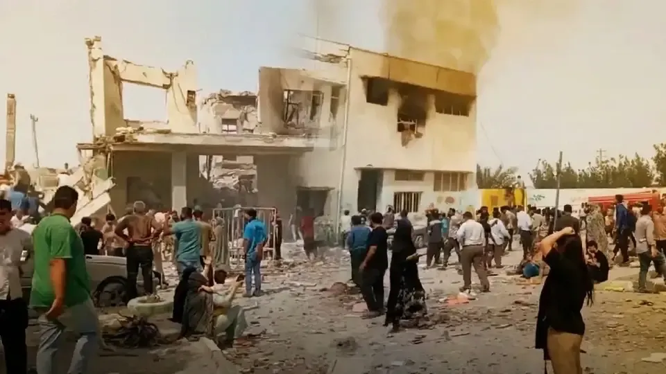 ran'ın güneyindeki Minab kentinde bir kız ilkokulu füzelerin hedefi oldu.