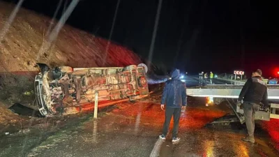 Uşak-Ulubey kara yolunda seyir halinde olan işçi servisi, Elmacık köyü