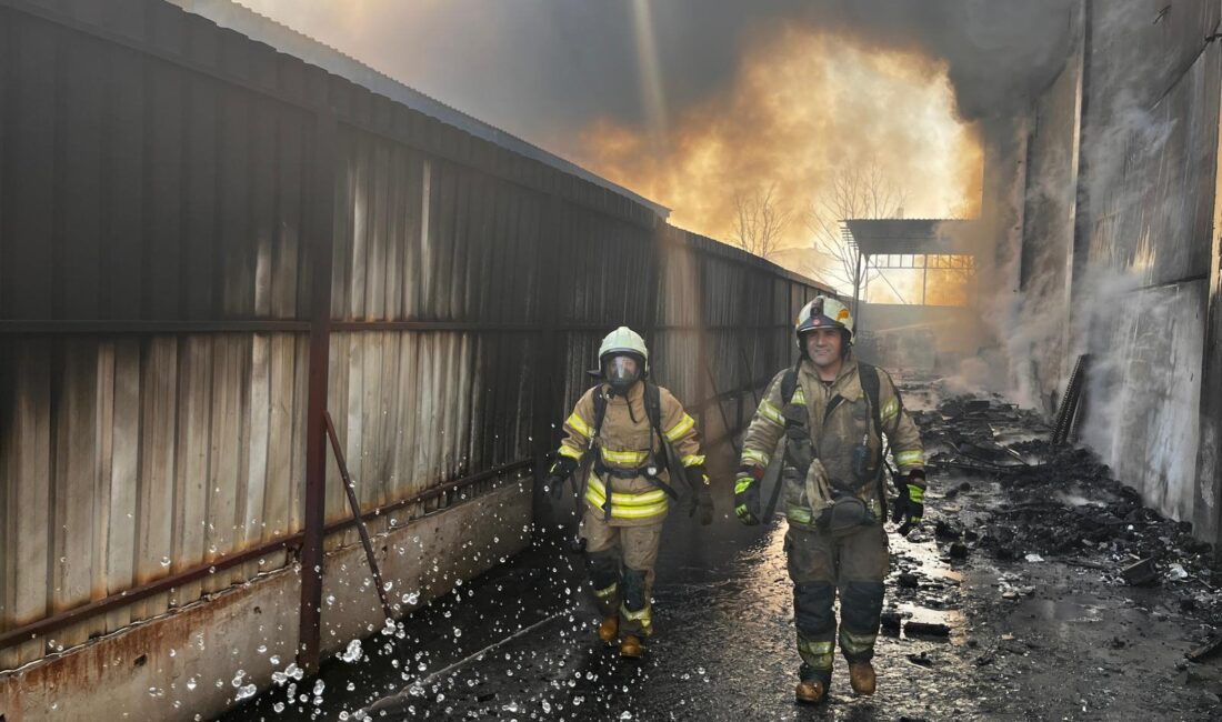 Torbalı'da geri dönüşüm fabrikasındaki yoğun kimyasal maddeler nedeniyle alevler kısa