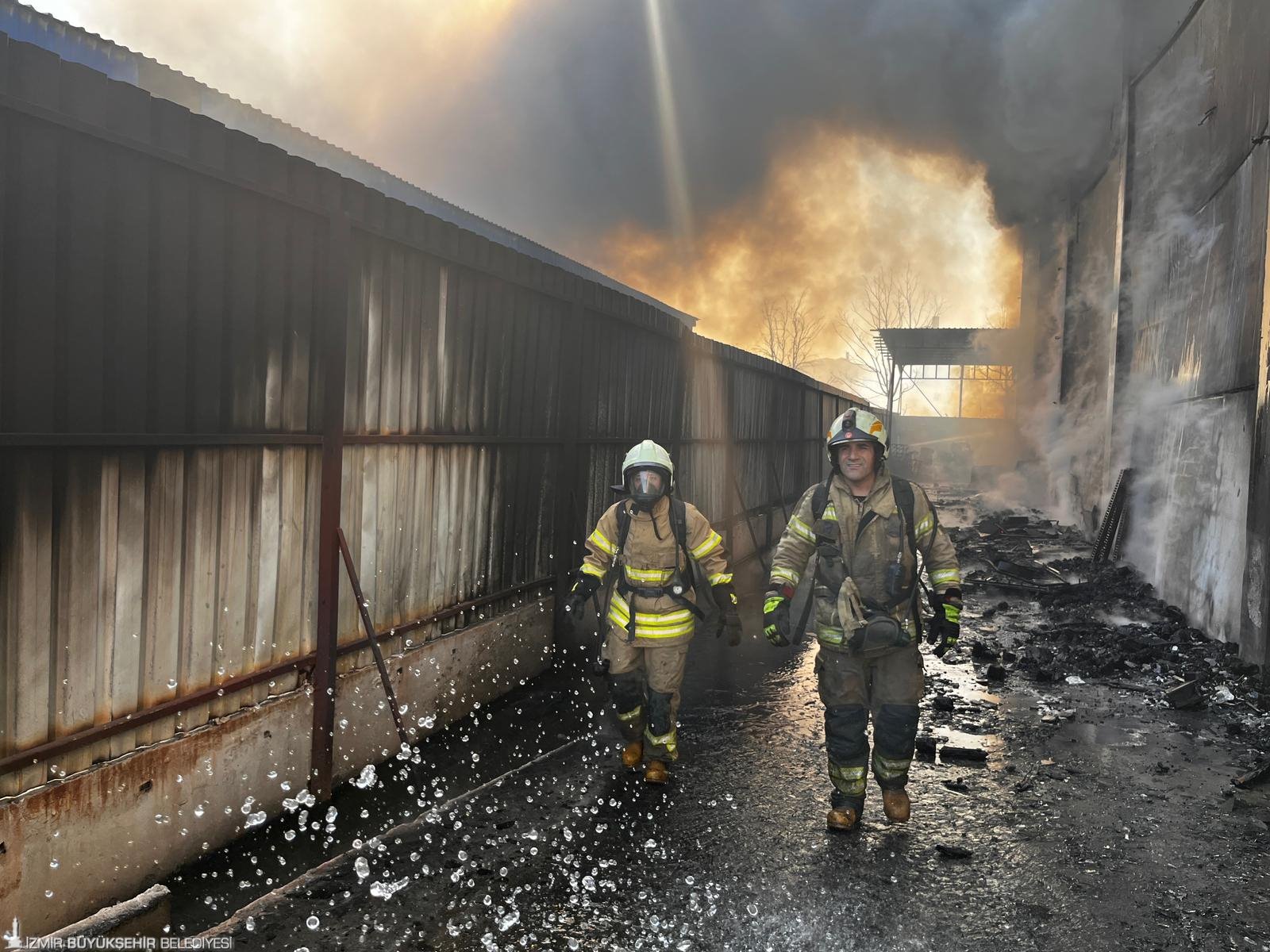 Torbalı'da yangın: Facianın eşiğinden dönüldü 3 Torbalı'da yangın: Facianın eşiğinden dönüldü