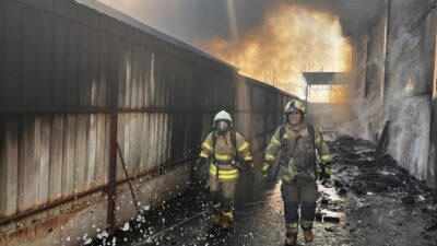 Torbalı'da geri dönüşüm fabrikasındaki yoğun kimyasal maddeler nedeniyle alevler kısa